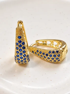 aros huggie de oro con piedras azul zafiro, joyería de lujo cotidiano en Chile.