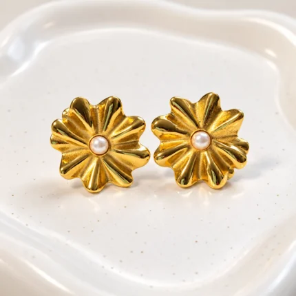 Aros de flor bañados en oro con perla central - Aros de mujer estilo atemporal OSRA Chile.