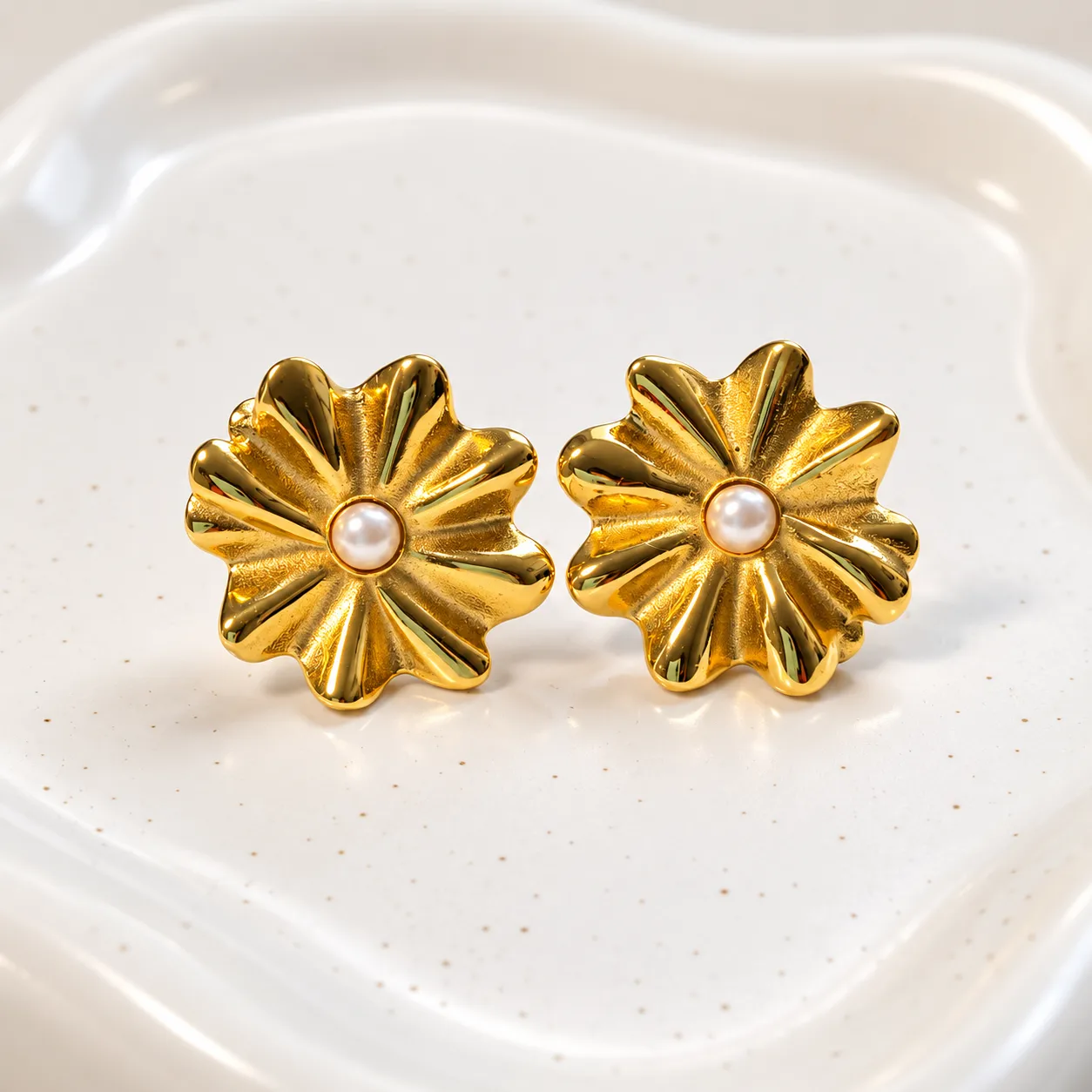 Aros margarita Aros de flor bañados en oro con perla central - Aros de mujer estilo atemporal OSRA Chile.