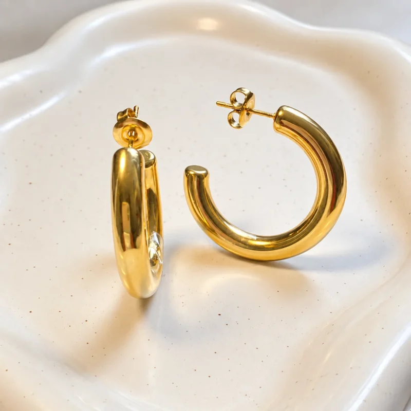 Argollas gruesas bañadas en oro - Aros hoop dorados clásicos y versátiles OSRA joyería Chile.