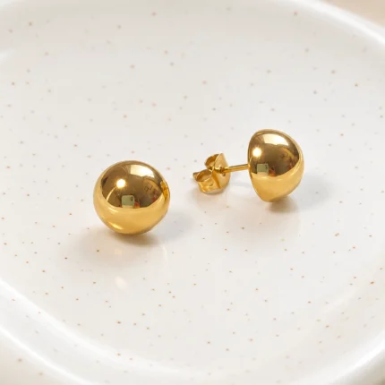 Abridores de esfera dorada bañados en oro minimalistas - Aros de bolita para uso diario OSRA Chile.